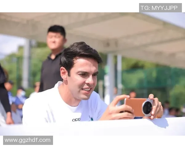 足球明星卡签字背后的故事与细节揭秘让你更近距离感受偶像魅力